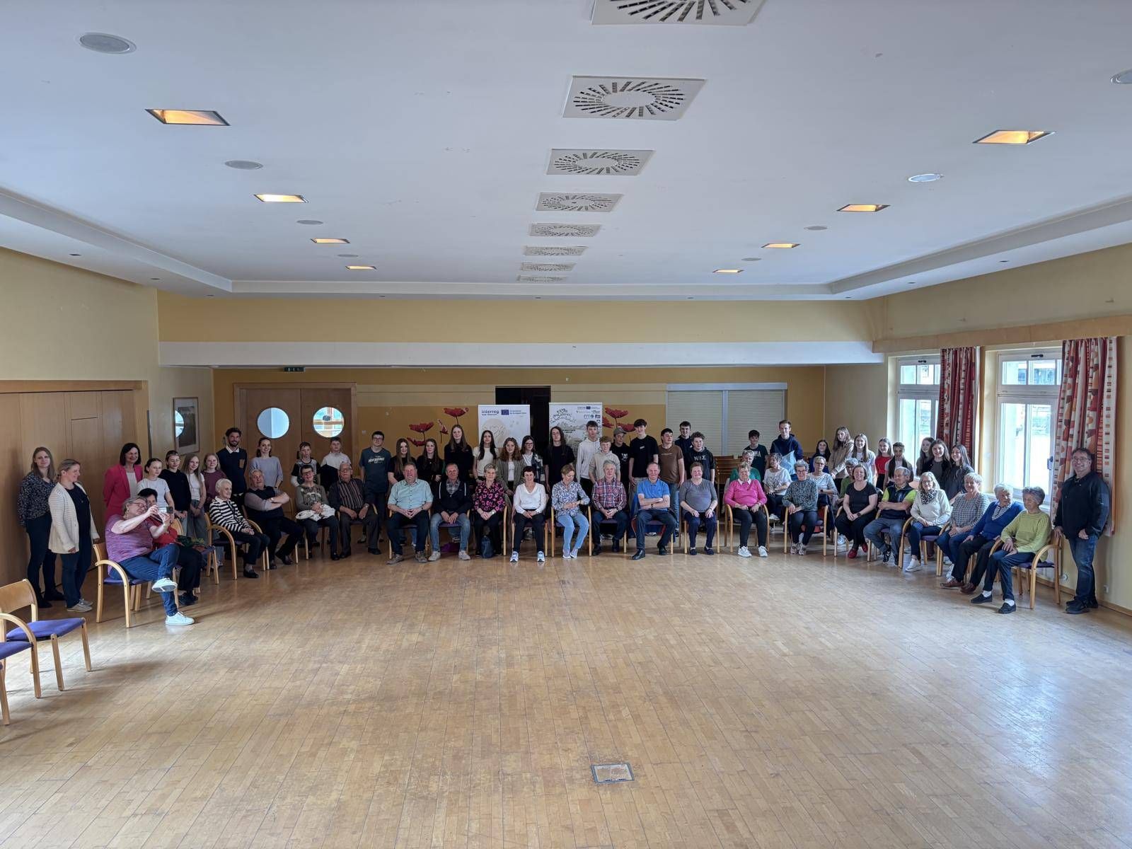 &bdquo;Jung und alt&ldquo; trafen sich zu einem Tanznachmittag im Defereggental &ndash; auch Brett- und Kartenspiele wurden bei diesem generationenverbindenden Projekt miteinander gespielt. Eine Veranstaltung, die auch in Zukunft wieder stattfinden sollte.