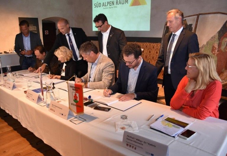 St&auml;dtenetzwerk &bdquo;S&uuml;d Alpen Raum&ldquo;: Vier St&auml;dte r&uuml;cken enger zusammen