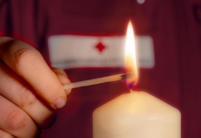 Rotes Kreuz Osttirol verteilt Friedenslicht am 24. Dezember