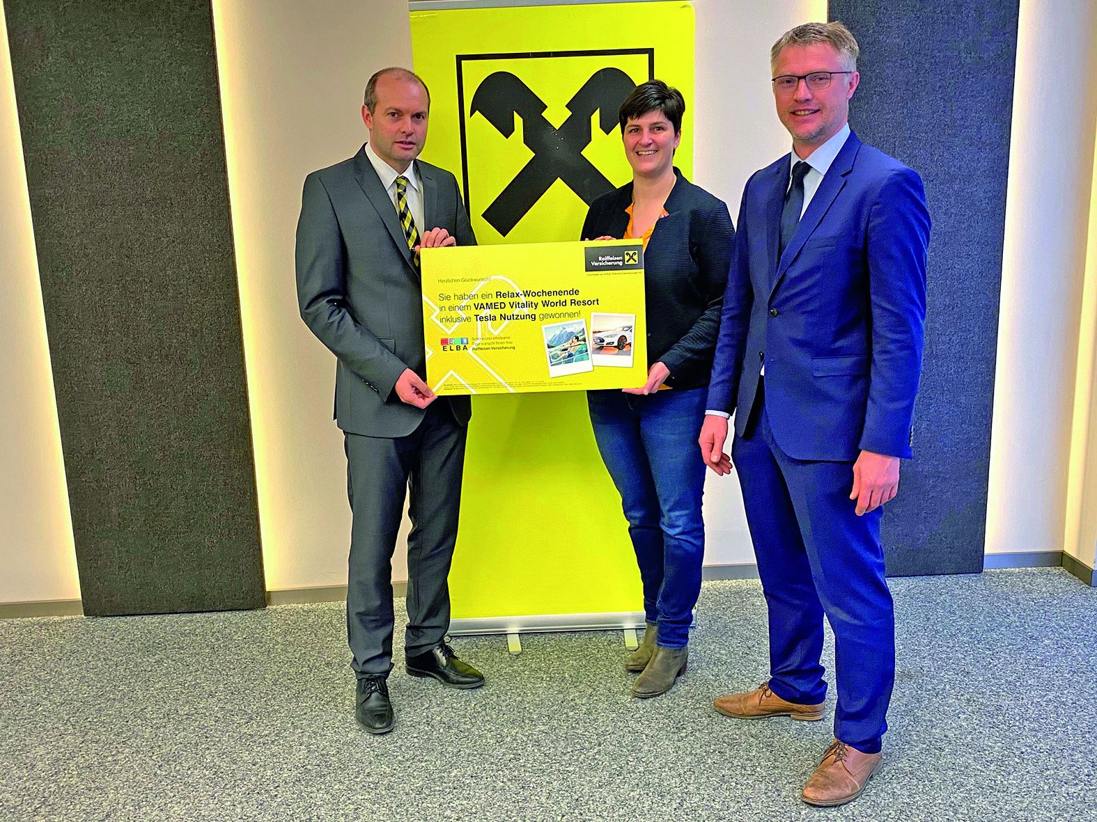 V. l.: Markus Told (Raiffeisenbank Sillian), Gewinnerin Katharina Duracher-Walder, Karl Heinz Schranzhofer, MAS MBA (Raiffeisen Versicherungsservice Osttirol GmbH).