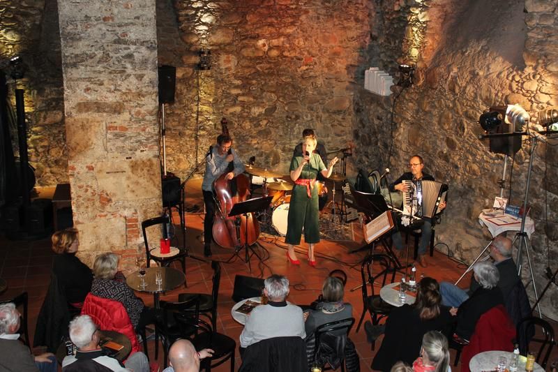 Originell und tiefgr&uuml;ndig aber dabei immer mit Witz und klugen Liedtexten begeisterten &bdquo;Veri&ldquo; und ihre &bdquo;Luxuscombo&ldquo; im Ortenburgerkeller.