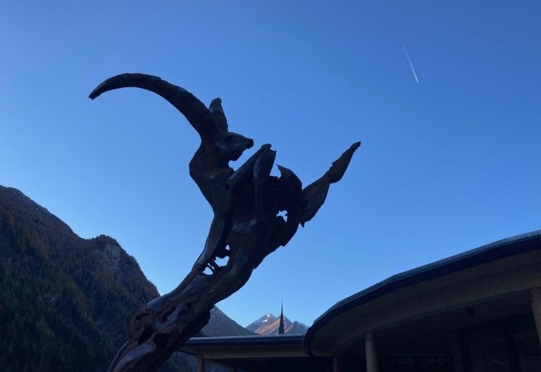 Kunst vor dem Haus der Steinb&ouml;cke in Heiligenblut