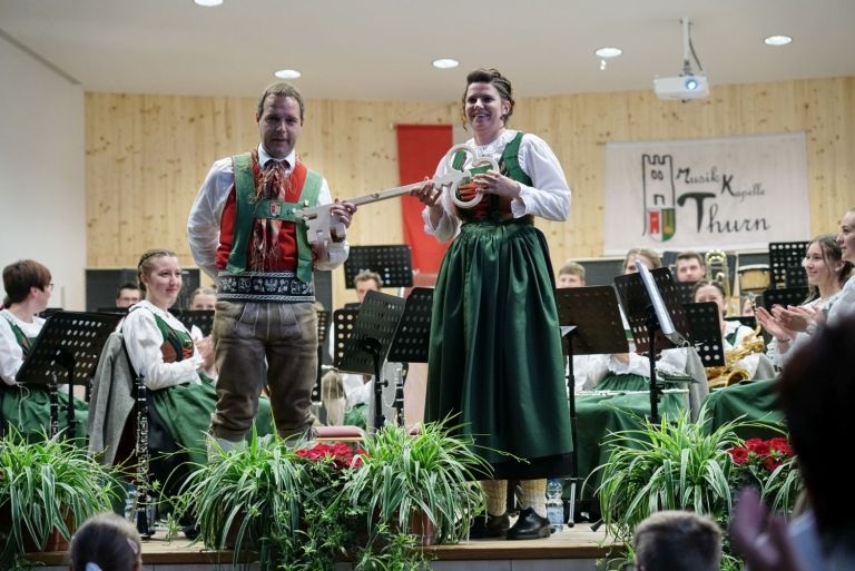 Schl&uuml;ssel&uuml;bergabe in der Musikkapelle Thurn
