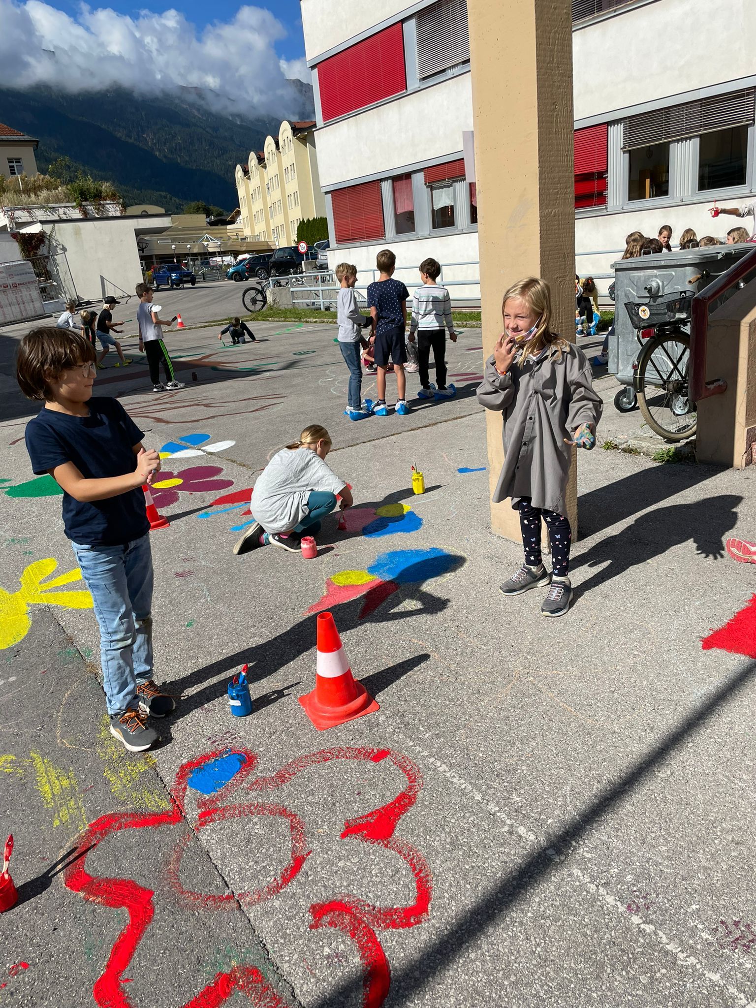 Mit vollem Einsatz wird gemalt. Foto: VS Lienz Nord