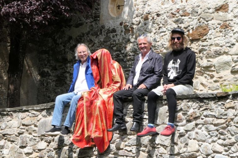 Die "Drei W&auml;chter der Zeit" hausen auf Schloss Bruck