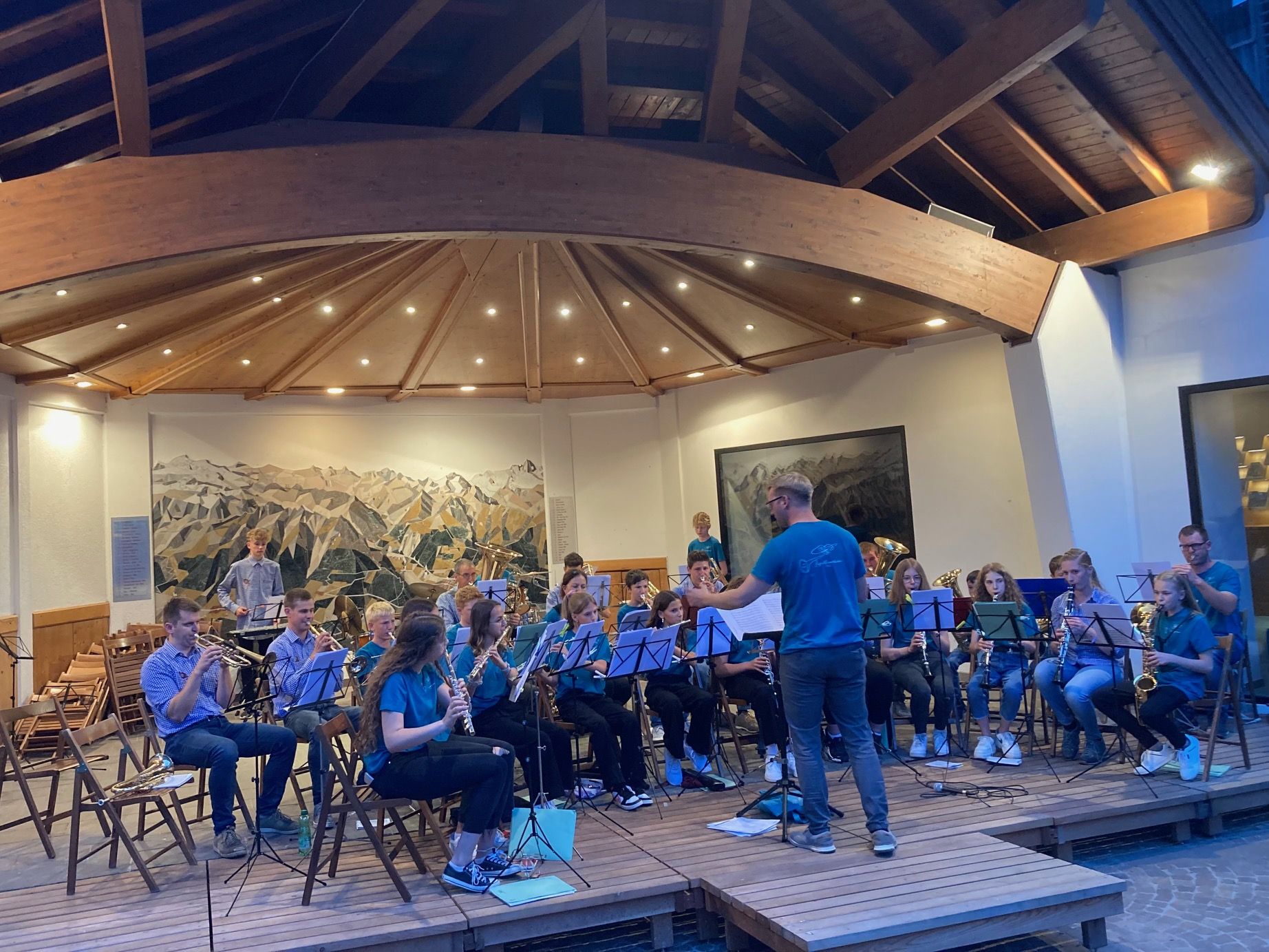 Das Matreier Jugendblasorchester begeisterte das Publikum mit einem schwungvollen Platzkonzert. Foto: Stangl