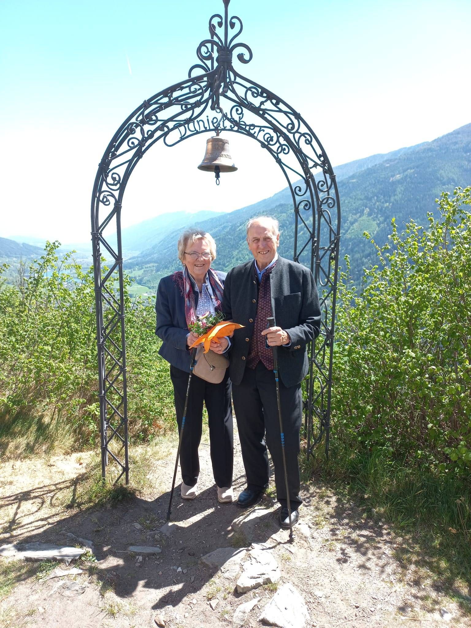 Wilma und Hans Tuppinger spendeten nach ihrer Goldenen Hochzeit 2.500 Euro an das Kongo-Projekt von Pfarrer Nzonzi. Foto: privat