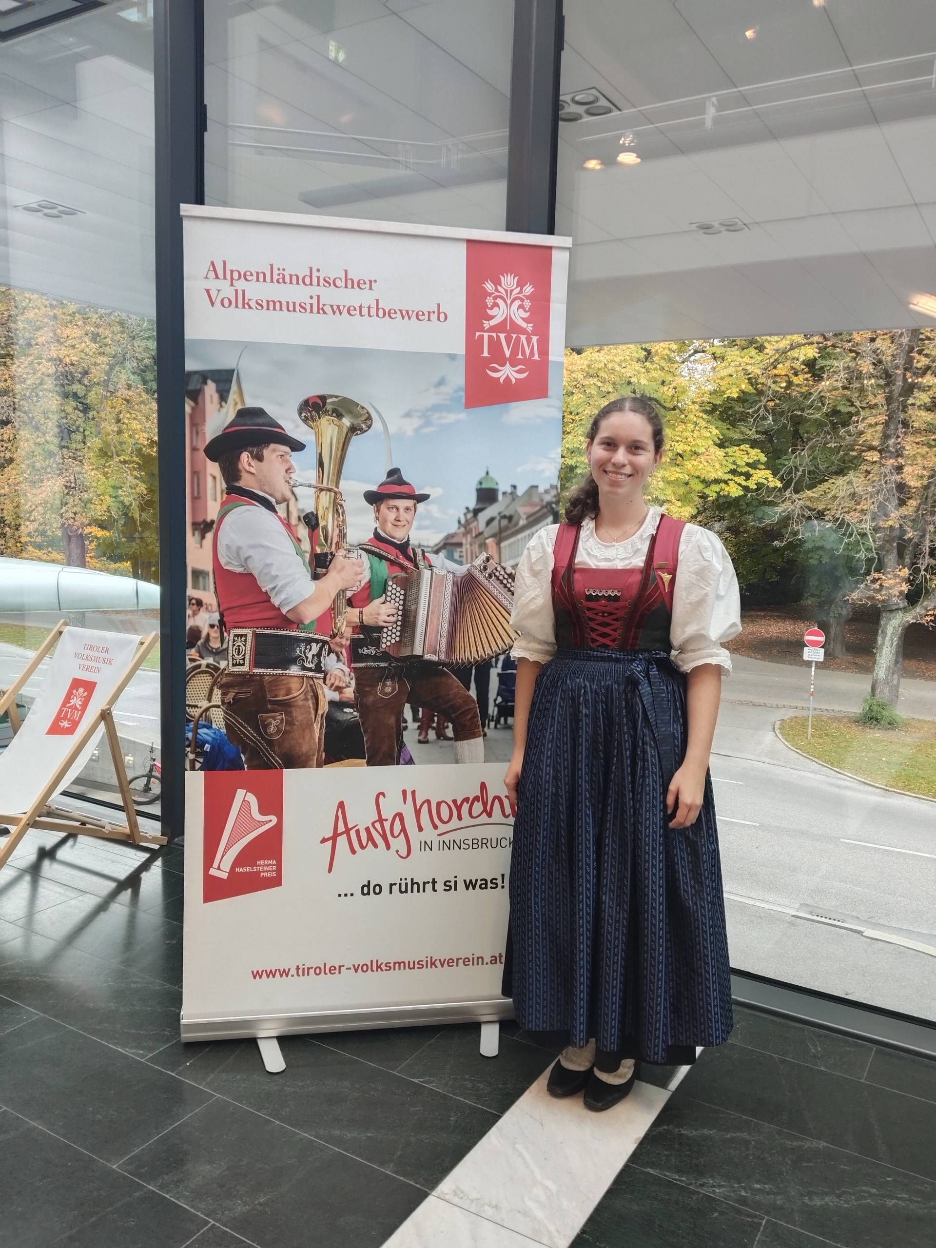 Kristina Leiter aus Sillian erspielte sich am Hackbrett und am Osttiroler Hackbrett einen ausgezeichneten Erfolg.