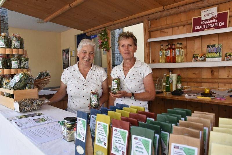Die Hauptdarsteller sind die Kr&auml;uter, die rund um Irschen und hoch oben auf den Almen wachsen. Viel dar&uuml;ber wei&szlig; Rosemarie (li), die Heilsames aus ihrem Kr&auml;utergarten anbietet.