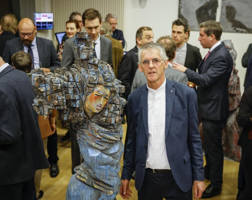 K&uuml;nstler Alois Fasching bei der Er&ouml;ffnung der Vernissage in Br&uuml;ssel. Foto: Land Tirol/Elio Germani