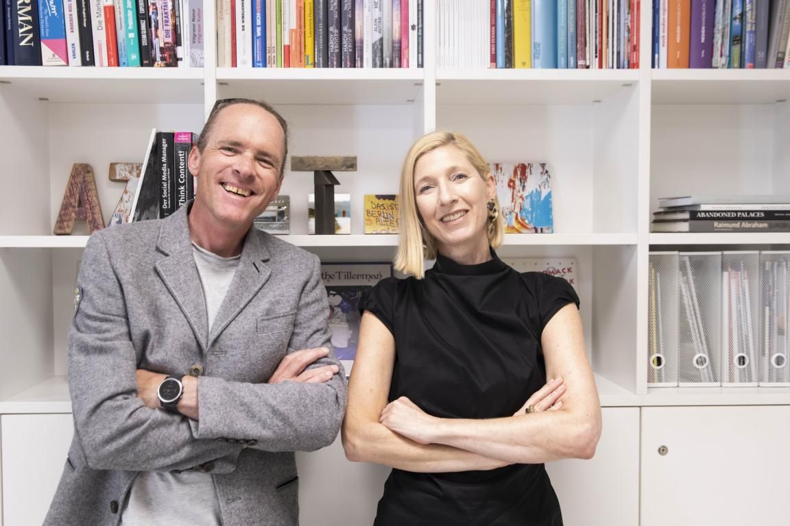 Fotograf Martin Glantschnig und Andrea Zanier von "azett kommunikation" freuen sich jetzt schon &uuml;ber die Nominierung. (c) azett kommunikation