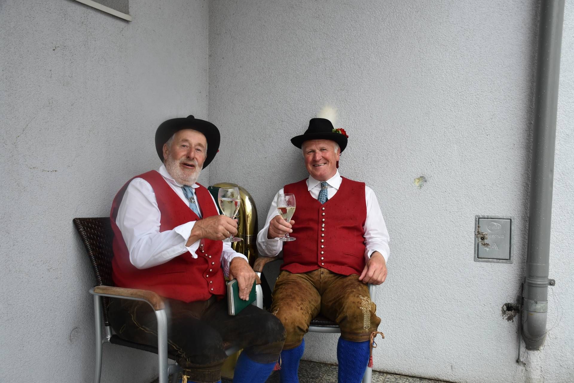 Sturm, Starkregen und Hagel - die Berger Musikanten nahmen es mit Humor und machten das Beste aus der Situation.