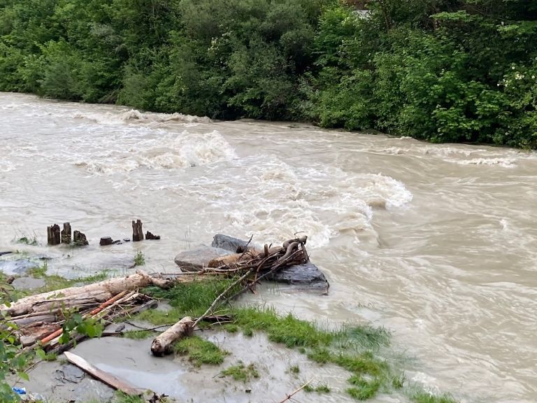 Erdrutsche, Hochwasser und Evakuierung nach Starkregen