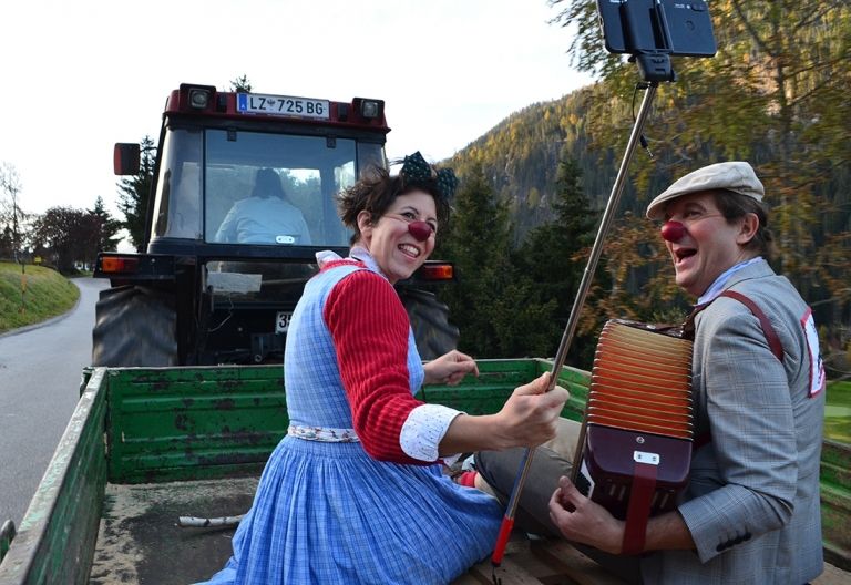 Rote Nasen kurvten mit dem Traktor durch St. Jakob