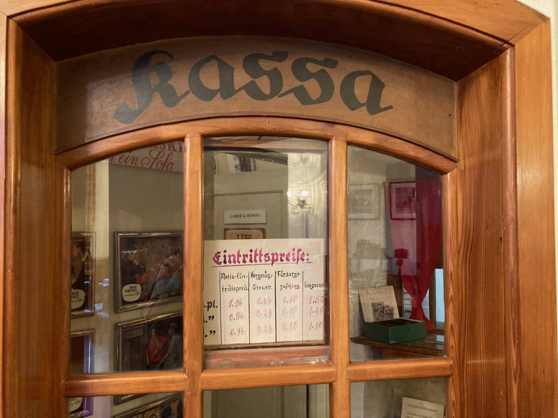 Kassa, Kinobuffet und ein Teil des Saals in der "Gro&szlig;en Kaserne" in Sillian sind noch im urspr&uuml;nglichen Zustand erhalten. Foto: Stangl