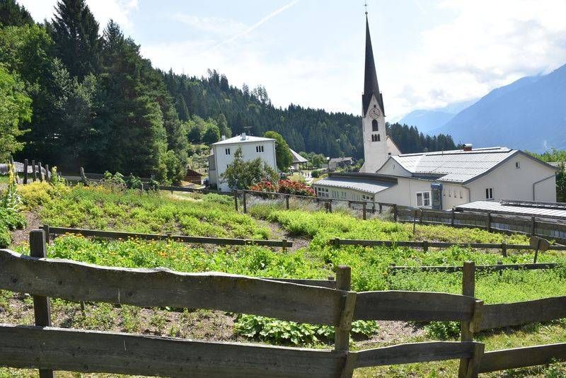 Ein Blick &uuml;ber die Irschner Kr&auml;uterg&auml;rten.