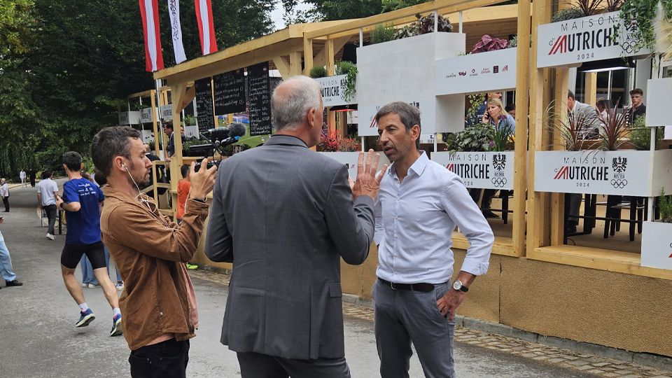 Edwin Meindl im Interview vor dem Austria Haus in Paris. Foto: MICADO