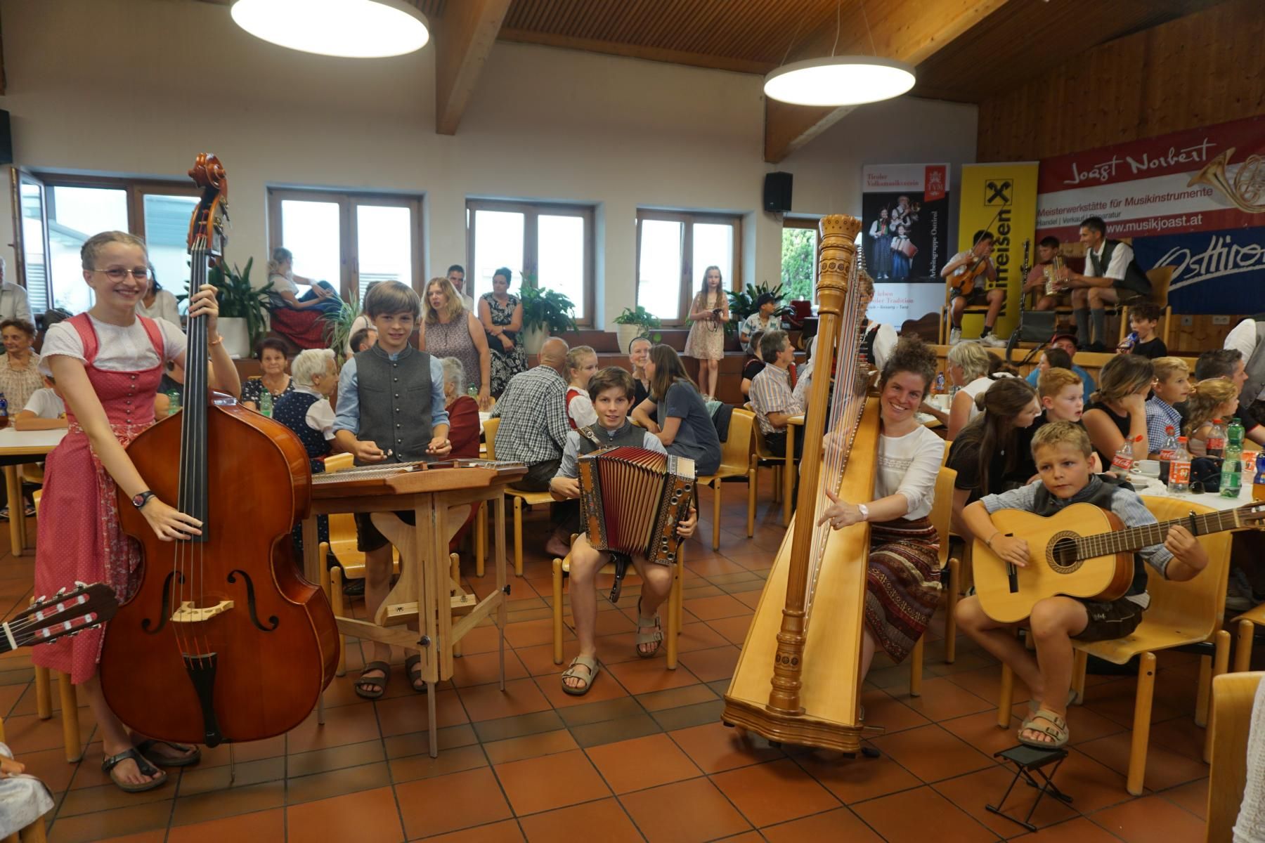 Es gab nicht nur bunt gemischte Ensembles, sondern auch eingespielte Familienmusik: Mia, Christoph und Matthias Wieser, Eva Gasser und Paul Wieser (v.l.) Foto: Magdalena Pircher