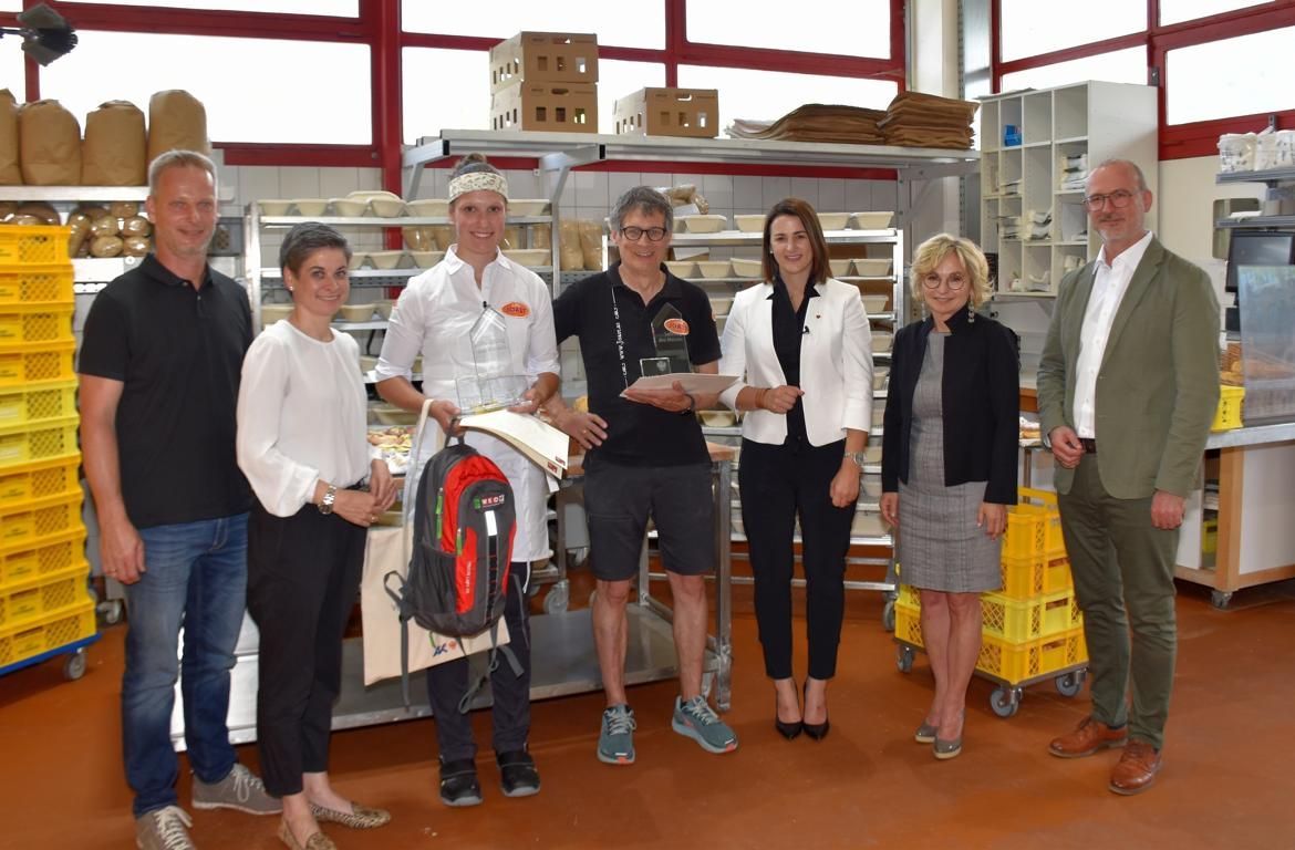 vlnr.: Georg Rainer (Bgm Nikolsdorf), Michaela Hysek-Unterweger (Obfrau Bezirksstelle Wirtschaftskammer Lienz), &bdquo;Lehrling des Monats Juni 2023&ldquo; Theresa Lindsberger, Firmenchef Ernst Joast, Jugend- und Arbeitslandesr&auml;tin Astrid Mair, Elisabeth Blanik (Bgm