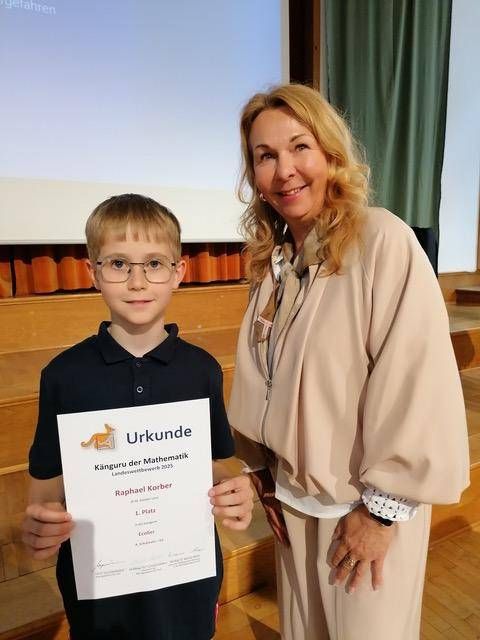 Claudia Gri&szlig;mann aus der Bildungsdirektion mit dem Landes- und Bundessieger Raphael Korber