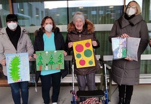 Kinder beschenkten Senioren