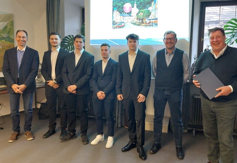 Sch&uuml;ler-Pl&auml;ne zu PV-Anlagen auf Gm&uuml;nds D&auml;chern