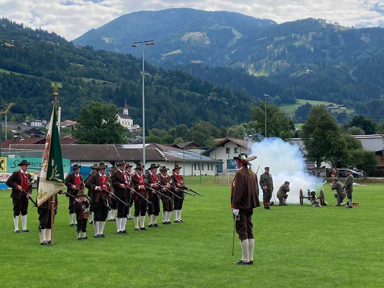 Ehrensalve und Salut f&uuml;r den neuen Ehrenb&uuml;rger. Foto: Stangl