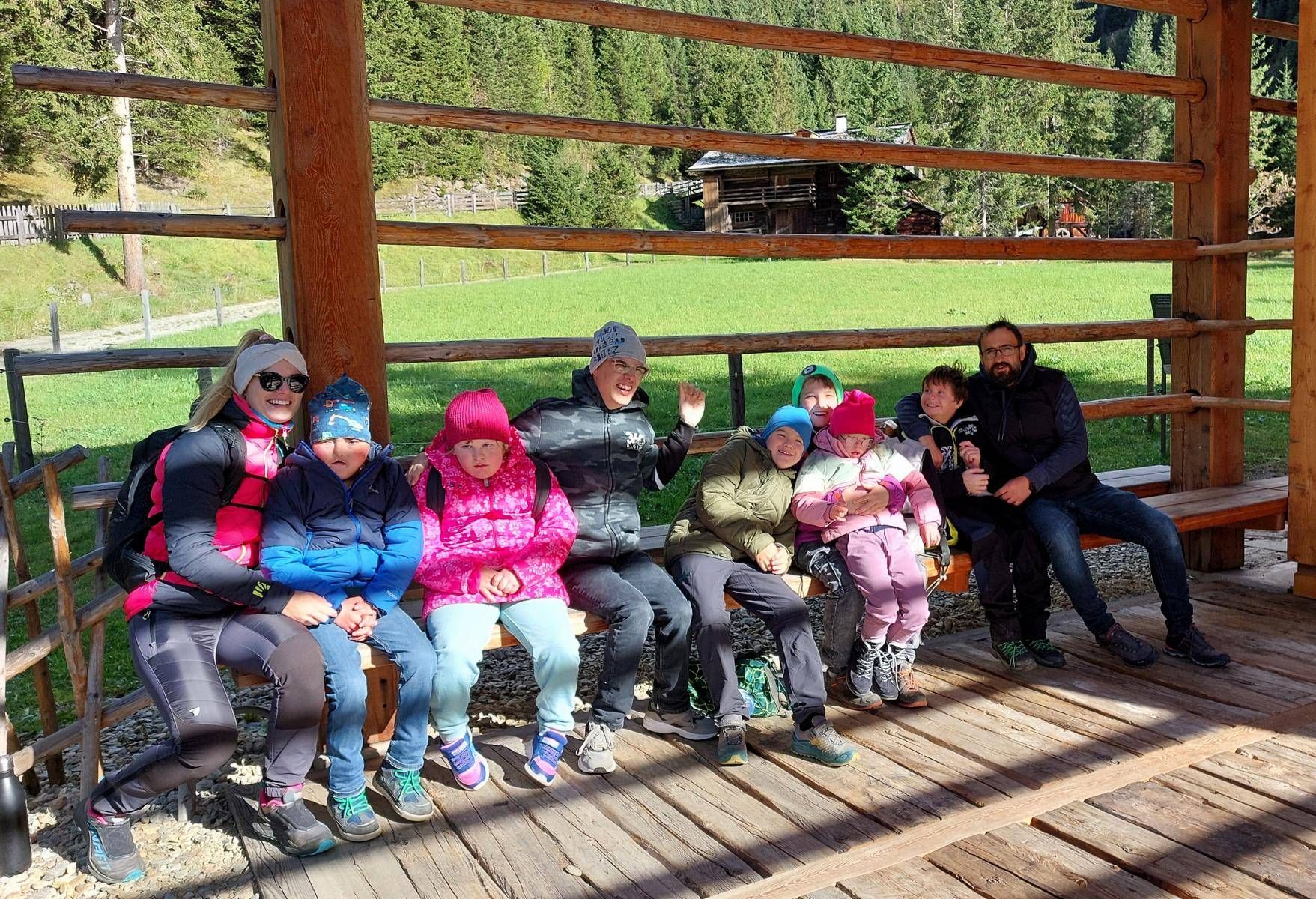 Valentin, Lena, Andr&eacute;, Luis, Magnus, Hanna und Nils mit ihren 
BetreuerInnen Verena und Josef