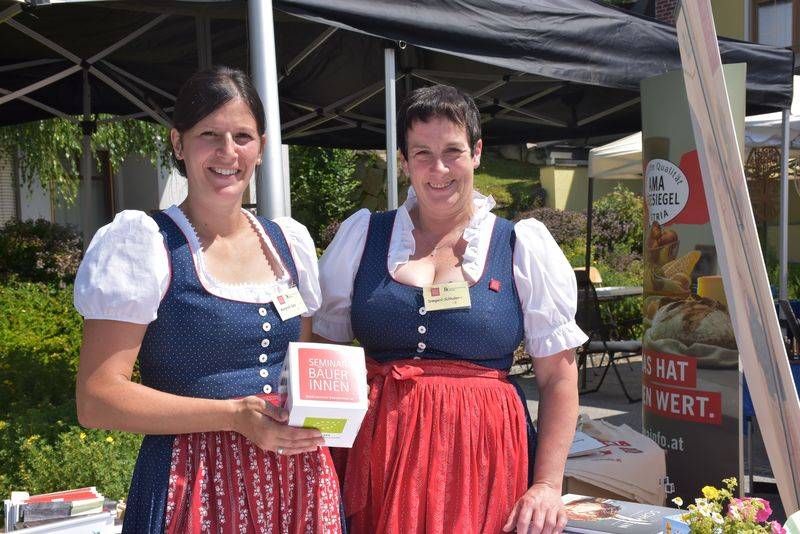 Die Seminarb&auml;uerinnen (re. Irmgard Schluder) zeigen, was gesunde Ern&auml;hrung bedeutet.