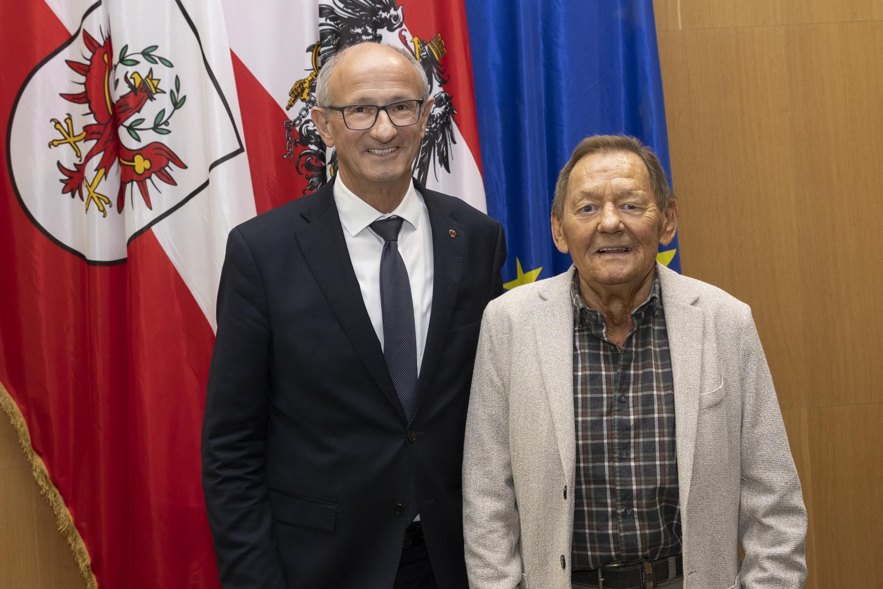 Der in Tirol lebende K&ouml;nig des Austropop, Wolfgang Ambros, erhielt von LH Anton Mattle den Gro&szlig;en Tiroler Adler-Orden.  &copy; Land Tirol/Die Fotografen