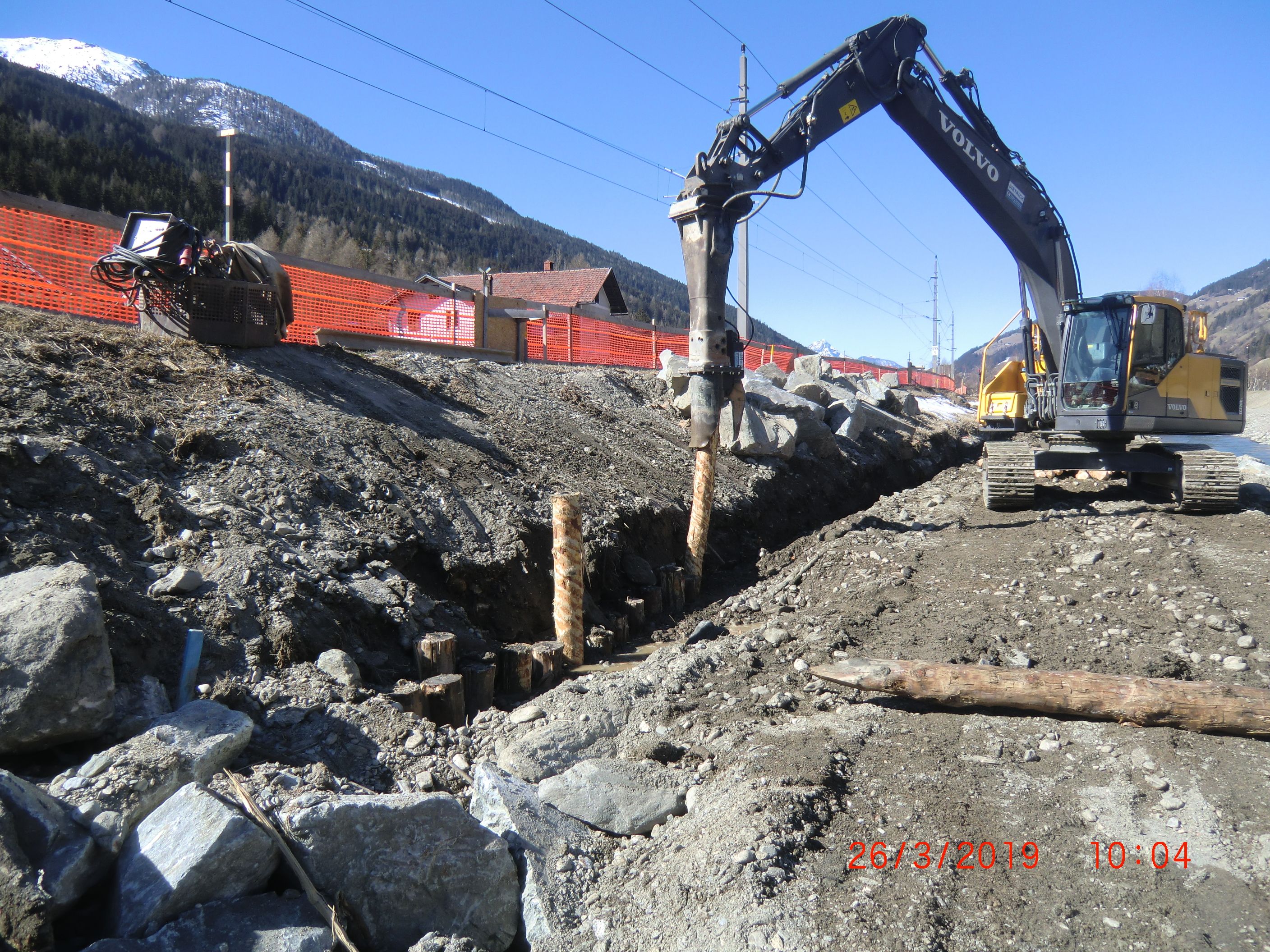 Absicherung des Bahndammes im Rahmen des Hochwasserschutzprojektes an der Drau in Sillian, Foto: BBA Lienz/Hopfgartner
