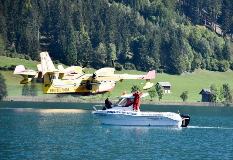 L&ouml;schflugzeuge &bdquo;tanken&ldquo; am Wei&szlig;ensee