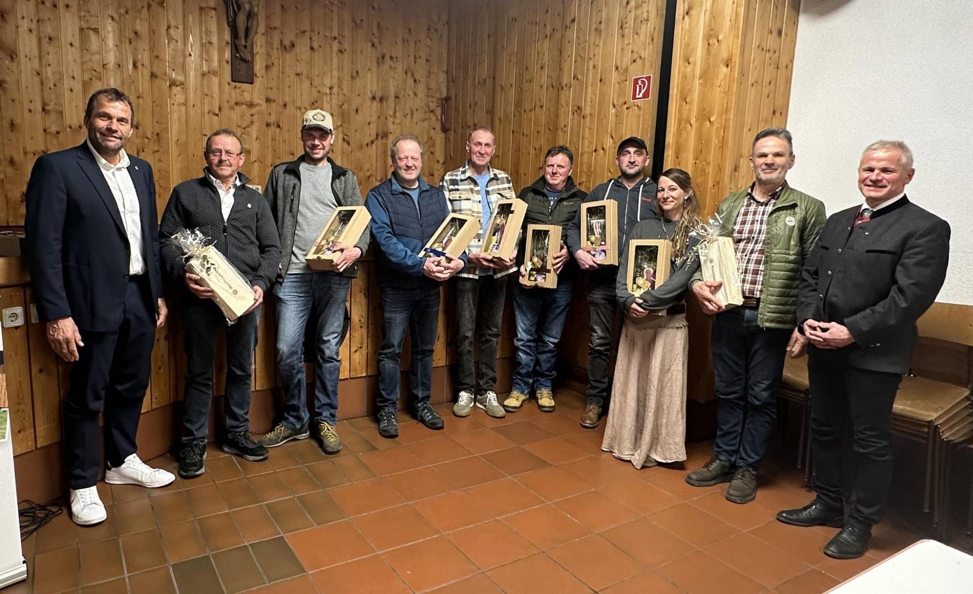 Ehrung f&uuml;r MitarbeiterInnen: Obmann Hans Gumpitsch, Josef M&uuml;hlburger, Michael Rosenkranz, Hannes Holzer, Franz Valtiner, Gabriel Gatterer, Andreas Weger, Anja Idl, Josef Kruselburger, GF Thomas Oppeneiger. Foto: Kirchmair