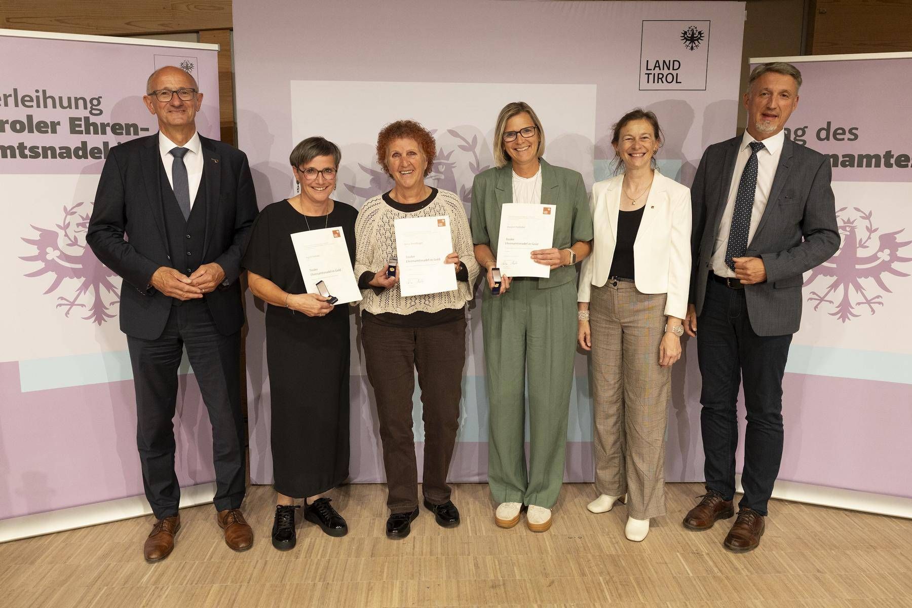 Drei Damen aus der Gemeinde Tristach wurden von LH Mattle, BH Heinricher und B&uuml;rgermeister Markus Einhauer (r.) mit der Ehrenamtsnadel in Gold ausgezeichnet.