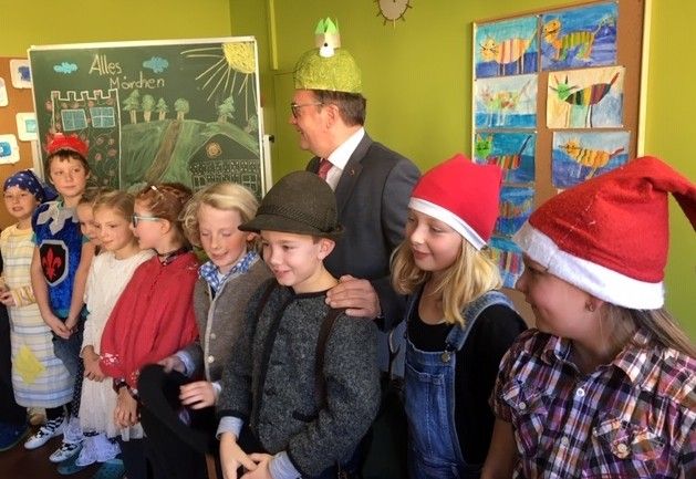 LH G&uuml;nther Platter beim Vorlesetag in der VS Lienz-Nord
