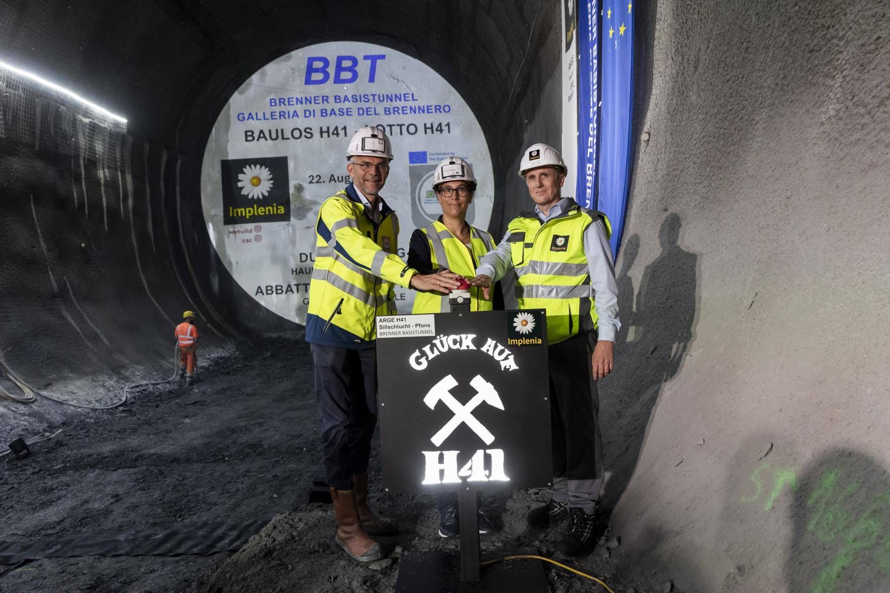 Startsignal der TBM f&uuml;r den letzten &bdquo;Hub&ldquo; &ndash; ca. 80 cm bis zum Durchbruch: v.l.: Vorstand BBT SE &Ouml;sterreich, Martin Gradnitzer; Maschinenpatin &bdquo;IDA&ldquo; und Vorstandsdirektorin &Ouml;BB Infrastruktur AG, Judith Engel; Gesch&auml;ftsf&uuml;hrer Implenia &Ouml;sterreich, Arthur G&ouml;bl, Foto: BBT SE  / Alan Bianchi