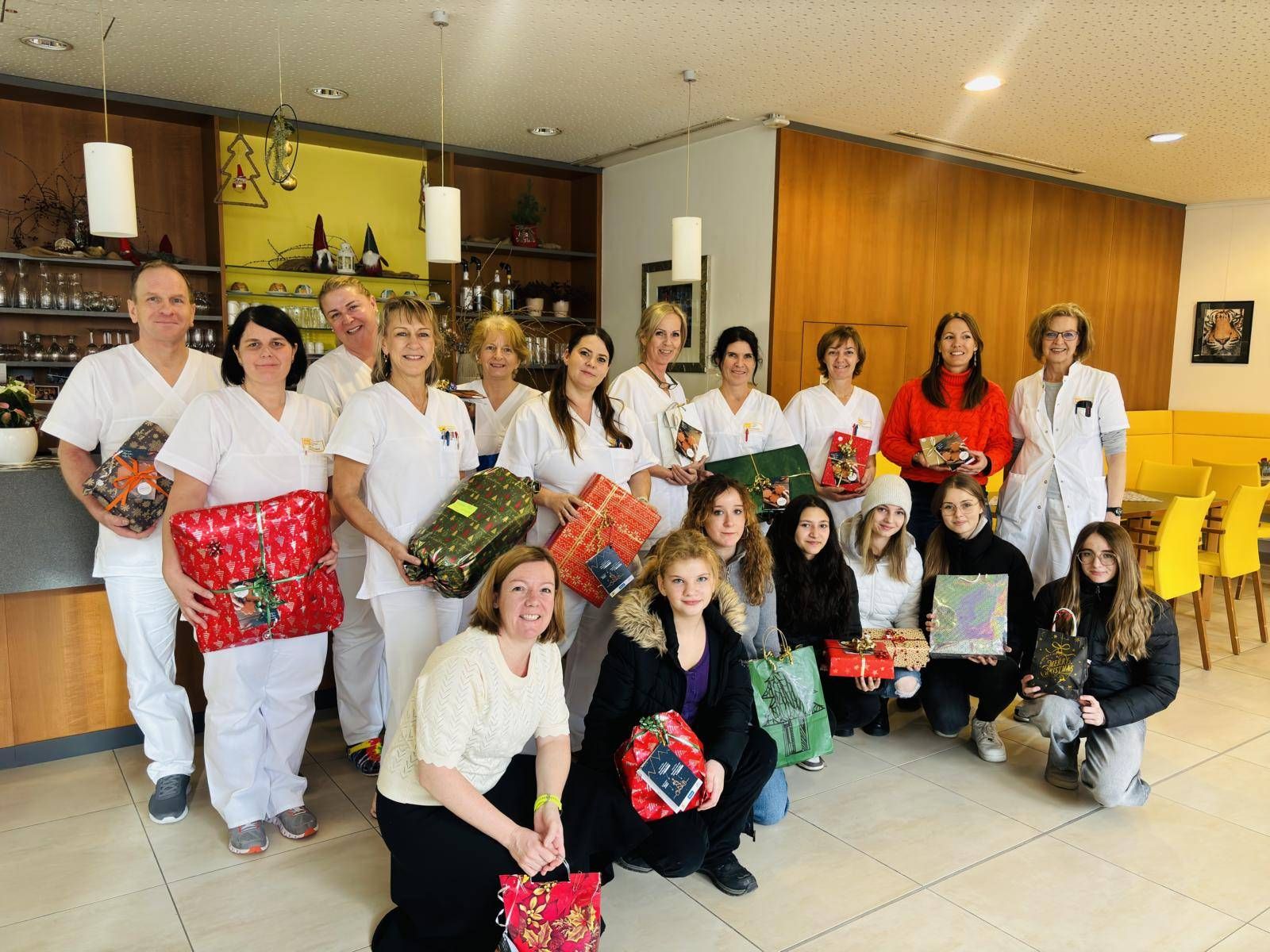 Geschenk&uuml;bergabe im Wohn- und Pflegeheim Lienz - von links nach rechts - stehend: die leitenden Pflegekr&auml;fte des WPH-Lienz Foto: RegionsManagement Osttirol