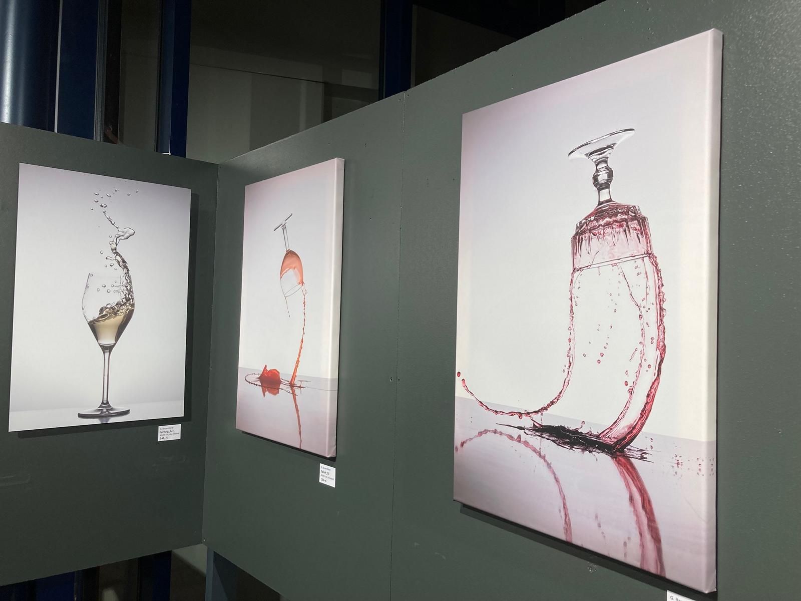 Scheinbar schwerelose Gl&auml;ser von G&uuml;nter Bauernfeind. Foto: Stangl