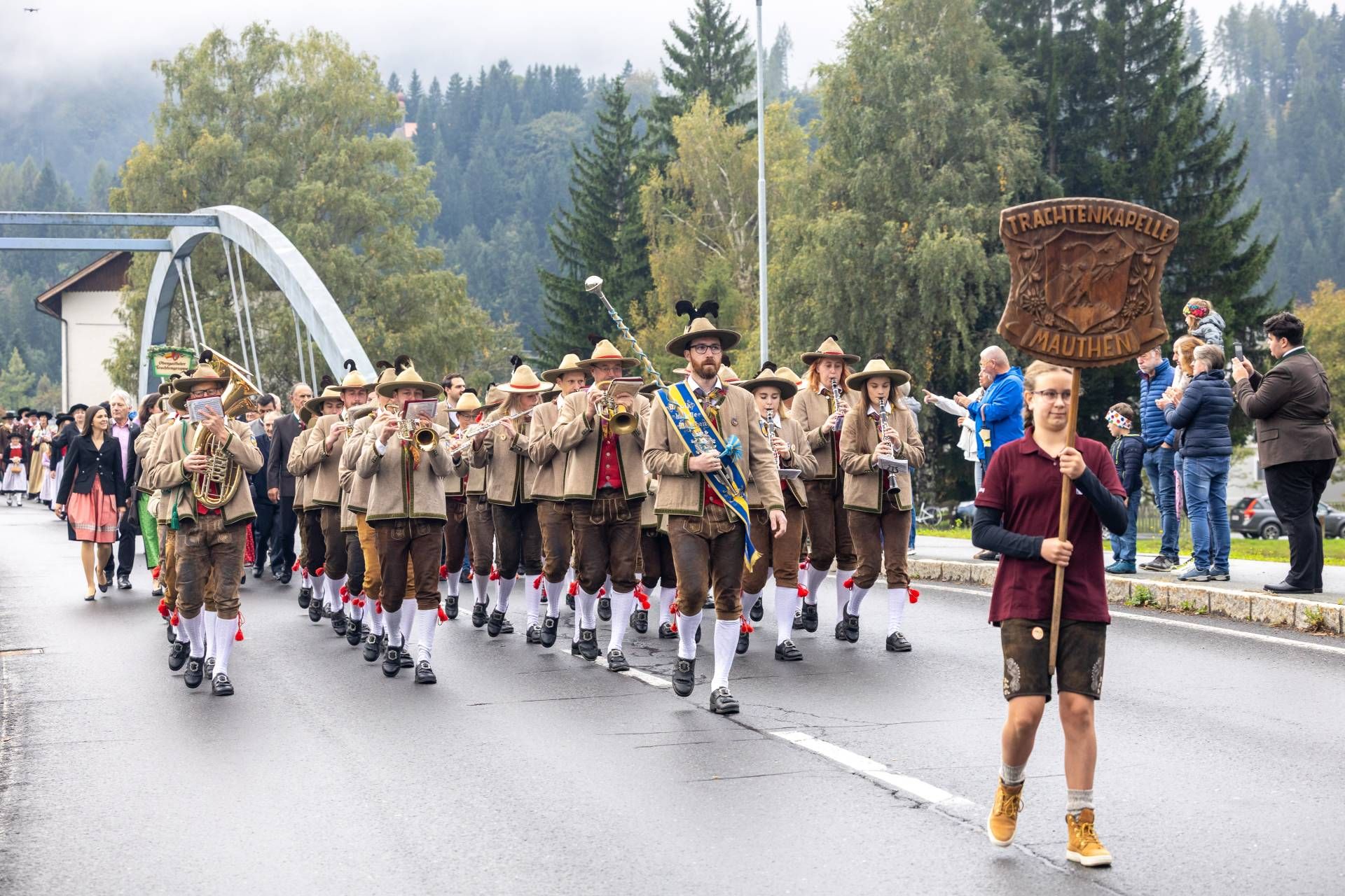 Das K&auml;sefest beginnt mit dem traditionellen Brauchtumsumzug von Mauthen zum Festgel&auml;nde.