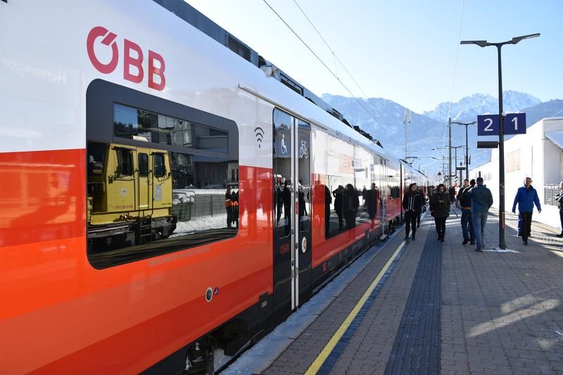 Von nun an geht es umweltfreundlich durch das Gailtal. Seit 15. Dezember f&auml;hrt die Gailtalbahn elektrisch.