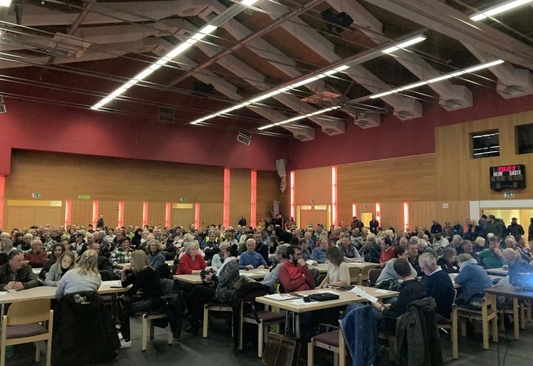 Gemeindeversammlung Matrei: gro&szlig;es Interesse an Finanzlage