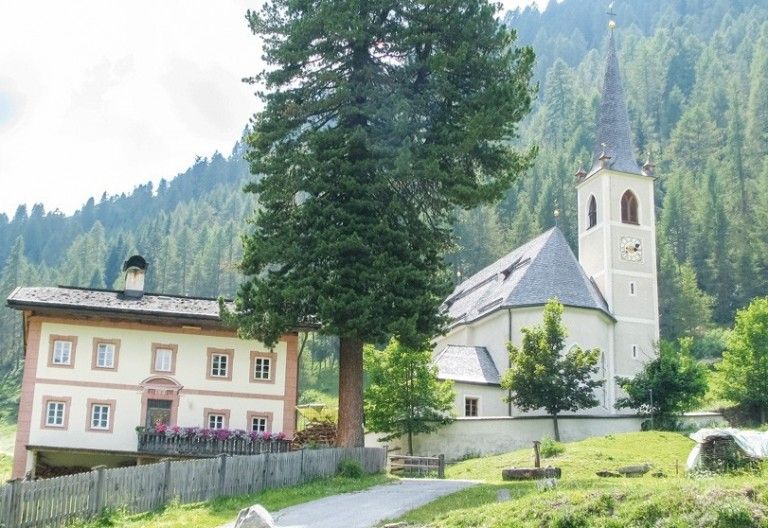 Gro&szlig;es Werk &uuml;ber Osttirols Kirchen und Kapellen