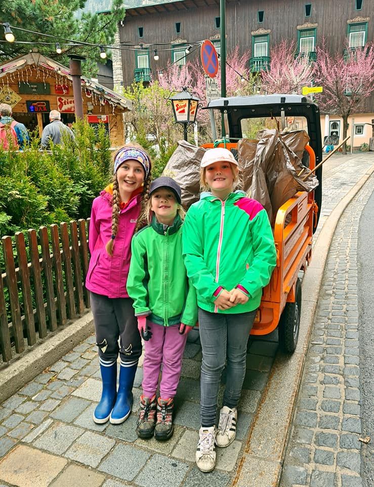 Elina, Ella und Anna-Lena hatten beim Saubermachen sichtlich Spa&szlig;.