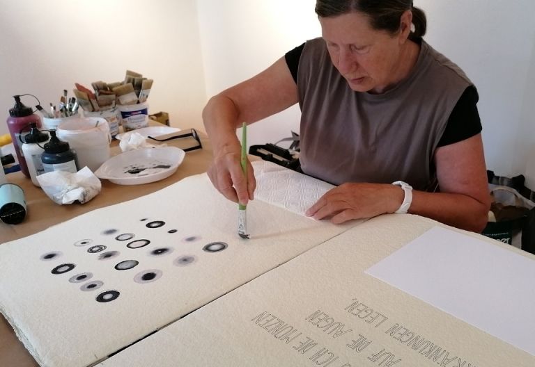 Kunstmalerin arbeitet zu Christine Lavant