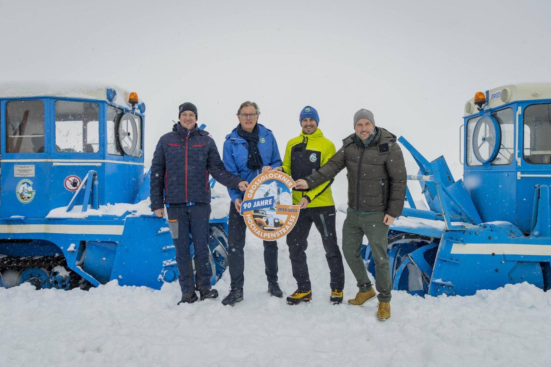 Thomas Brandst&auml;tter (Vizeb&uuml;rgermeister Gemeinde Heiligenblut am Gro&szlig;glockner), Johannes H&ouml;rl (Vorstand Gro&szlig;glockner Hochalpenstra&szlig;en AG), Sebastian Jury (Leiter Schneer&auml;umung und Werkst&auml;tten Gro&szlig;glockner Hochalpenstra&szlig;en AG) und LAbg. Hannes Schernthaner (B&uuml;rgermeister Gemeinde Fusch an der Gro&szlig;glocknerstra&szlig;e): Foto: GROHAG/Christian Leopold