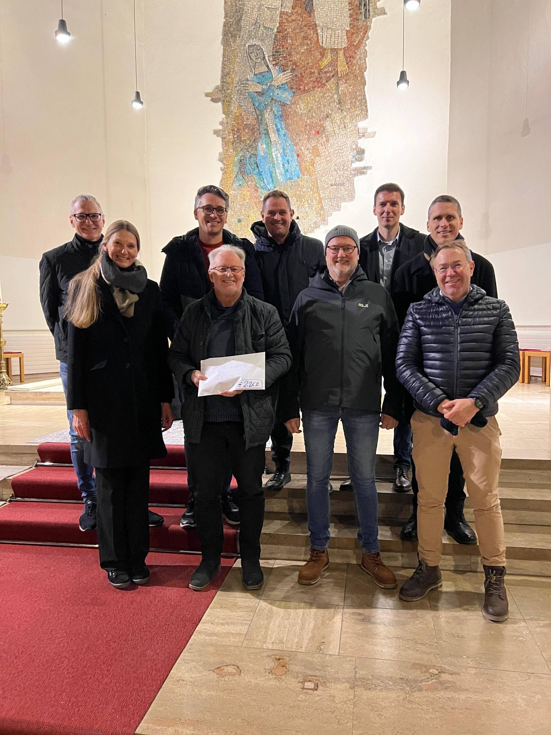 Im Bild: Vorne v. l.: Prof. Auer Johanna, Pfarrer Windbichler, Prof. Samitz Michael, Prof. Mail&auml;nder Helmut. Hinten:  Prof. Lassnig-Walder Johannes, Prof. St&uuml;ckler Christoph, Dir. Santner Norbert, Dir. Huber Eich, Prof. St&uuml;ckler Stefan.