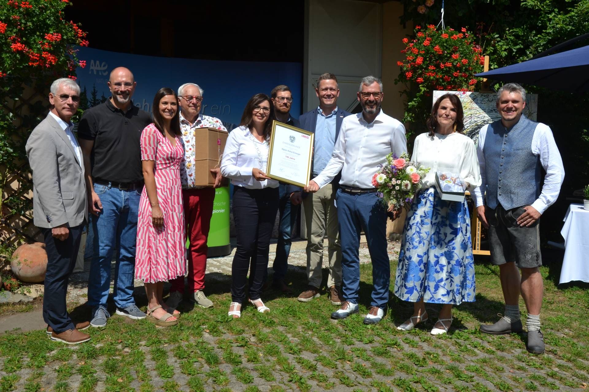 Mit dem Festakt wurde der KRAFT.tag offiziell er&ouml;ffnet. Die Unternehmerfamilie erhielt die Ehrenurkunde der Wirtschaftskammer f&uuml;r 140 Jahre unternehmerisches Wirken. Zudem wurden die &bdquo;Bronzene Rose" der Stadt Tulln, Europas sch&ouml;nster Blumenstadt, f&uuml;r nachhaltiges Handeln sowie die langj&auml;hrige erfolgreiche Zusammenarbeit &uuml;berreicht. Im Bild
