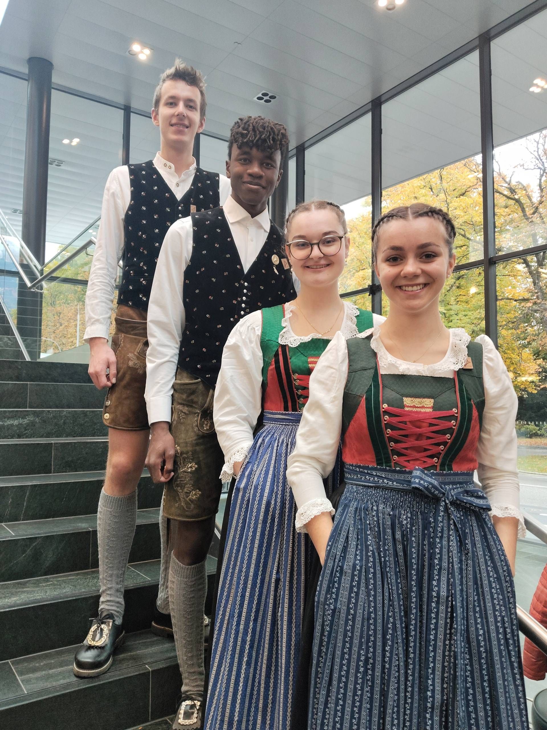 Die Saitw&auml;rts Musig aus dem Lesachtal mit Sch&uuml;lerin der HAK Lienz, Helena Obernosterer (vorne) und MusikantInnen der Stadtmusik Lienz fuhren ebenso mit einem ausgezeichneten Erfolg nach Hause.