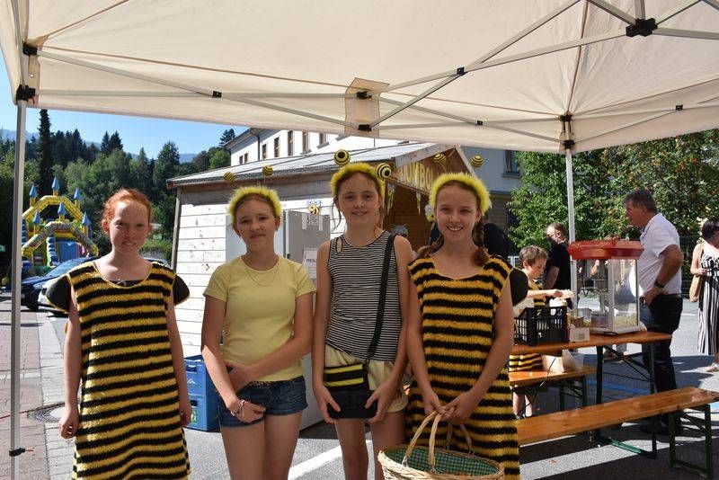 Flei&szlig;ig Lose verkauft haben Johanna, Amalie, Norah und Teresa.