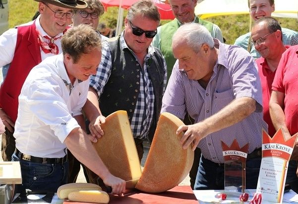 K&auml;seanschnitt lockte zahlreiche Besucher auf die Alm